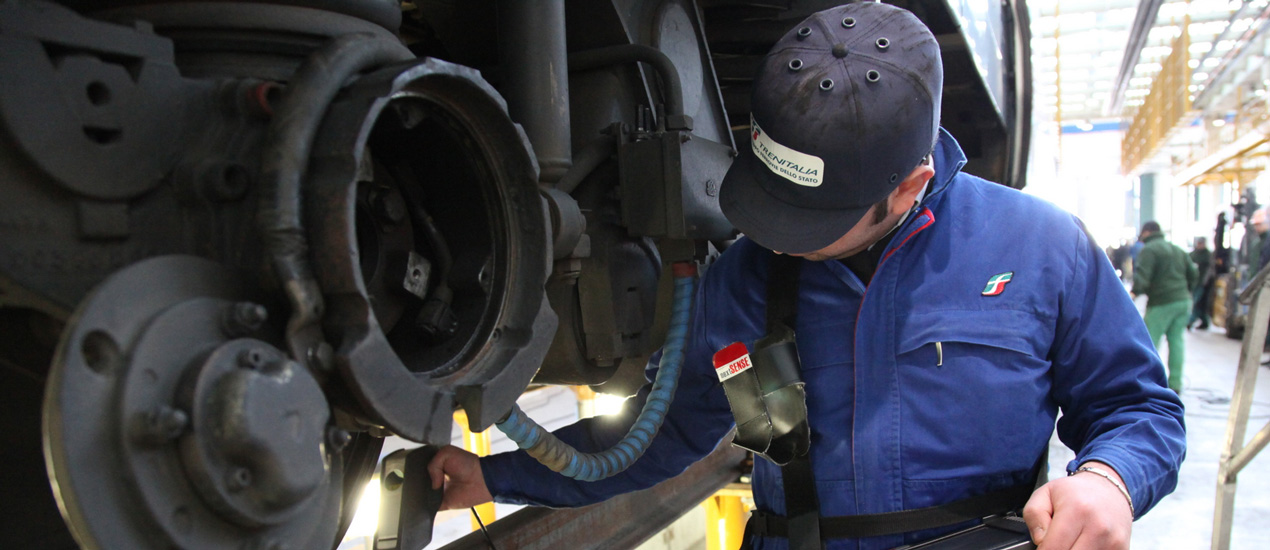 Foto: operatore specializzato manutenzione rotabili di Trenitalia